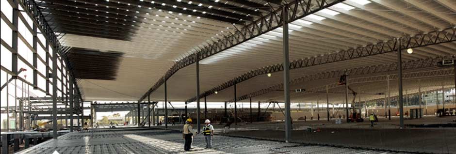 Shopping center under construction with long-span steel structure